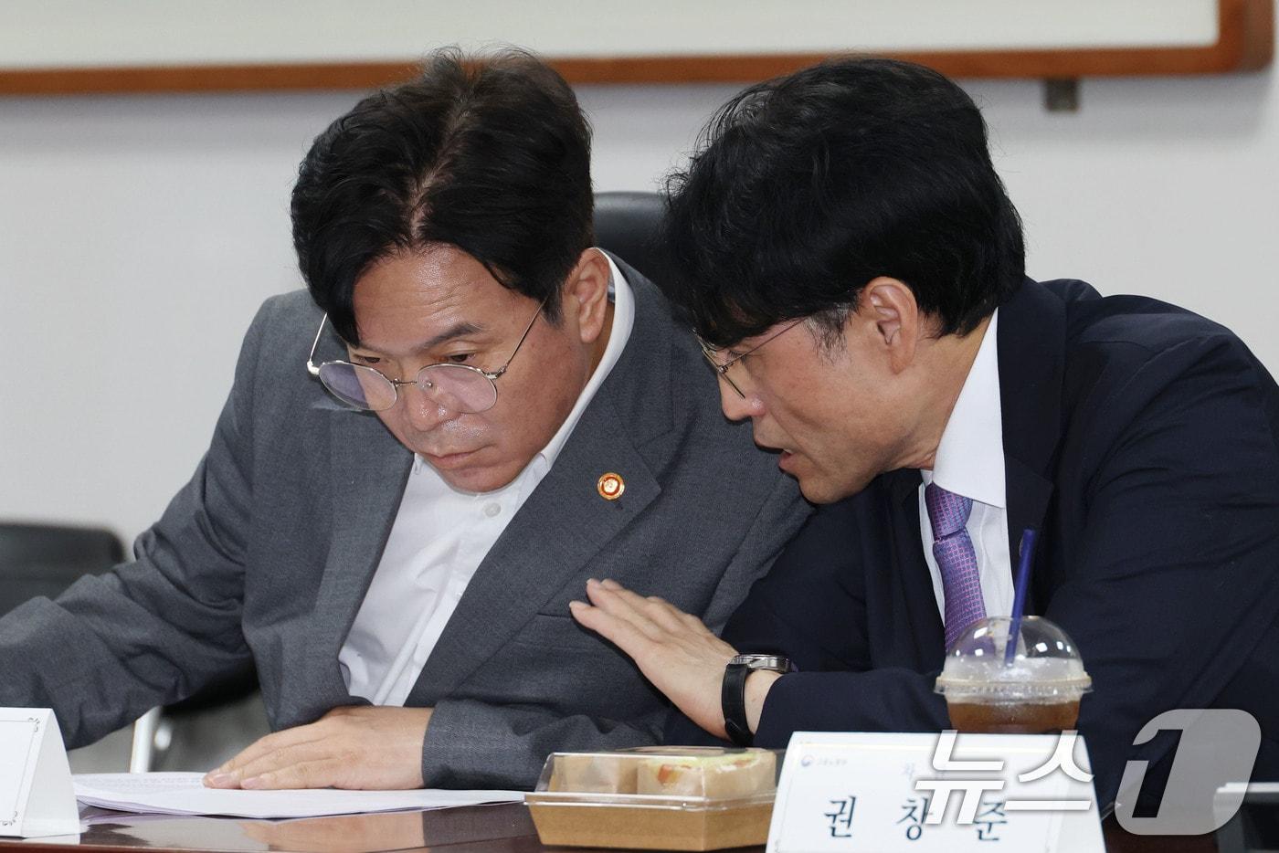 김영훈 고용노동부장관과 권창준 차관이 지난 7월 28일 오전 서울 여의도 국회 의원회관에서 열린 노란봉투법(노동조합법 2·3조 개정안) 관련 당정 간담회에서 대화하고 있다. 2025.7.28/뉴스1 ⓒ News1 이광호 기자