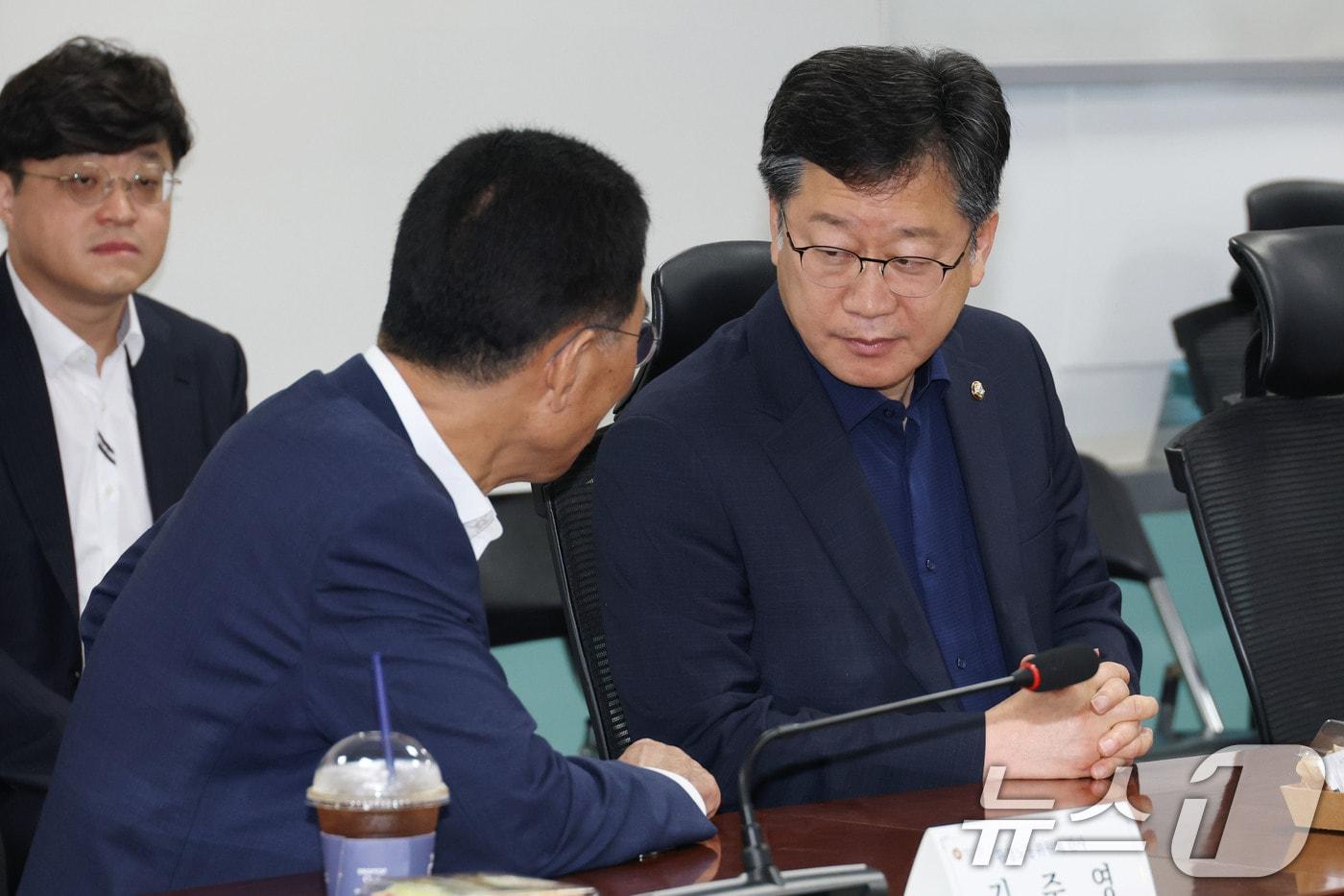 국회 환경노동위원장인 안호영 더불어민주당 의원(오른쪽)과 여당 간사인 김주영 의원이 28일 오전 서울 여의도 국회 의원회관에서 열린 노란봉투법(노동조합법 2·3조 개정안) 관련 당정 간담회에서 대화하고 있다. 2025.7.28/뉴스1 ⓒ News1 이광호 기자