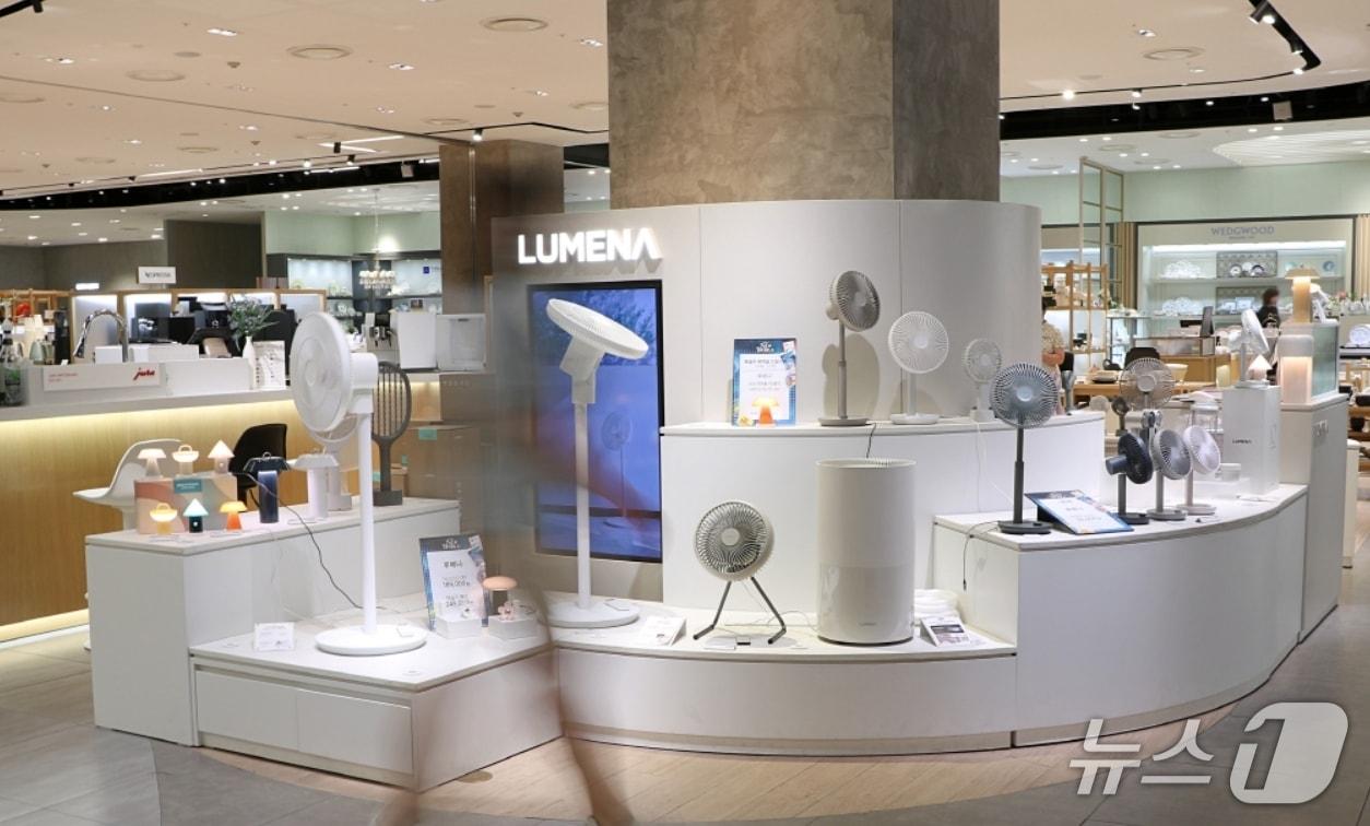 본문 이미지 - 대구신세계백화점은 본격적인 휴가철을 맞아 오는 8월까지 '슬기로운 여름나기' 행사를 진행한다. 사진은 백화점 7층에 자리한 루메나 매장 전경.(대구신세계 제공. 재판매 및 DB 금지)
