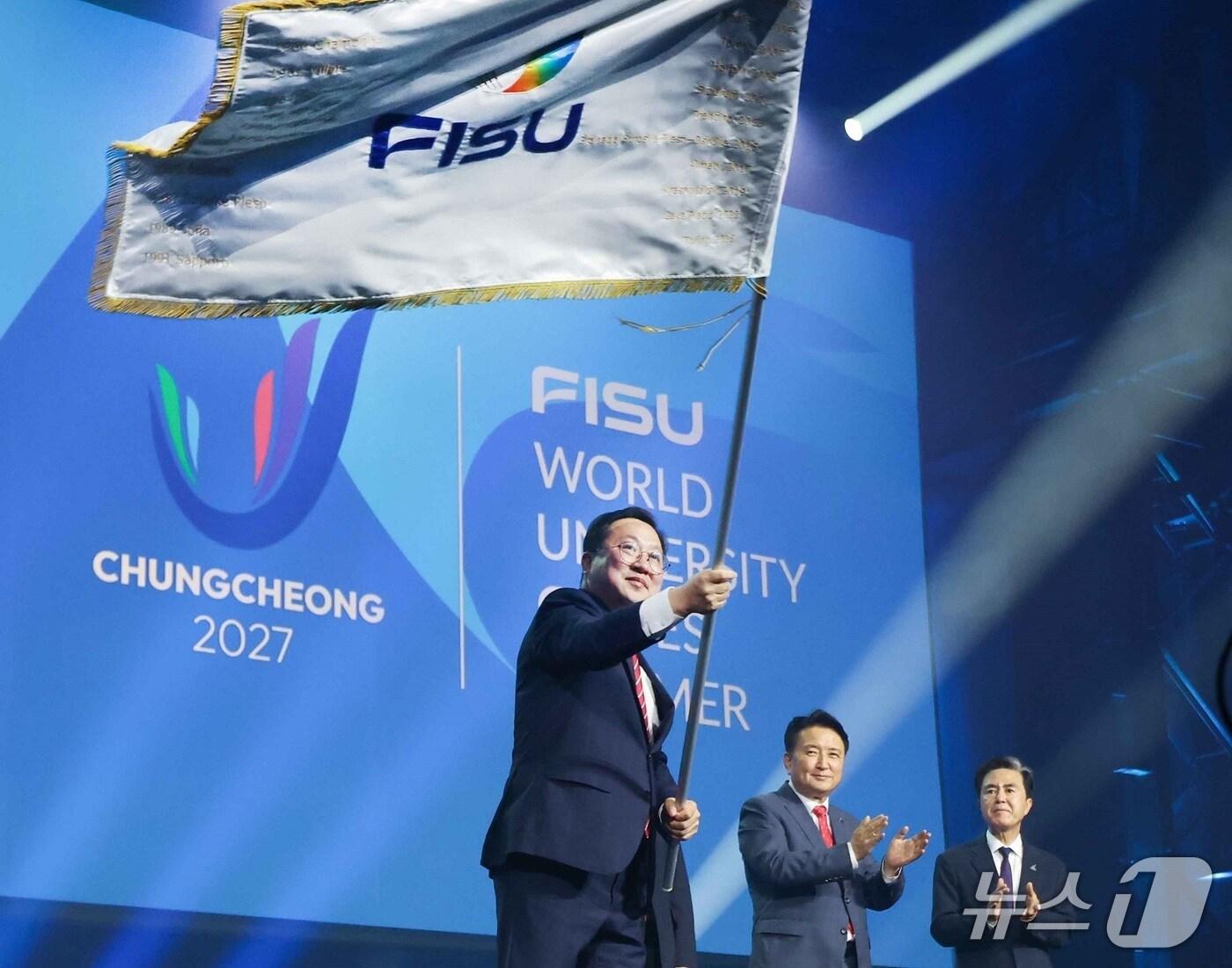 본문 이미지 - 이장우 대전시장 2027 충청 유니버시아드대회기 인수 (대전시 제공. 재판매 및 DB금지)2025.7.28/뉴스1