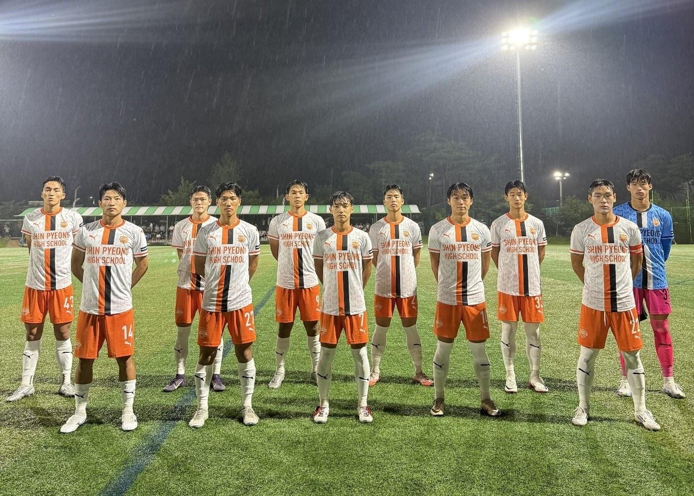 본문 이미지 - 27일 열린 대통령금배 결승전에서 우승을 차지한 충남 신평고 축구부.(푸마제공)