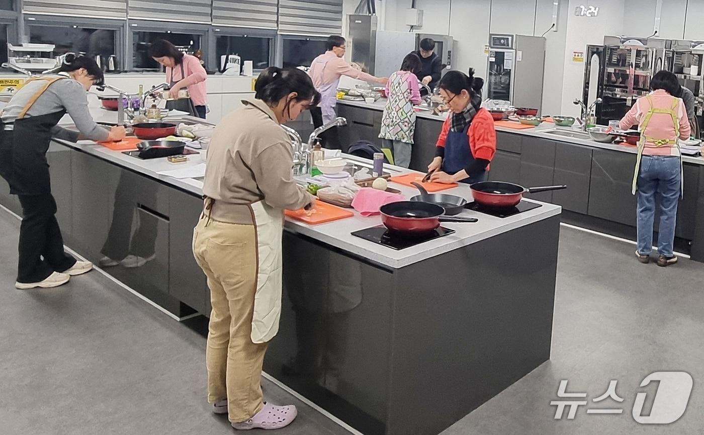 충북혁신도시 공유평생학습관의 한식조리 강좌 운영 모습.&#40;진천군 제공, 재판매 및 DB금지&#41;/뉴스1