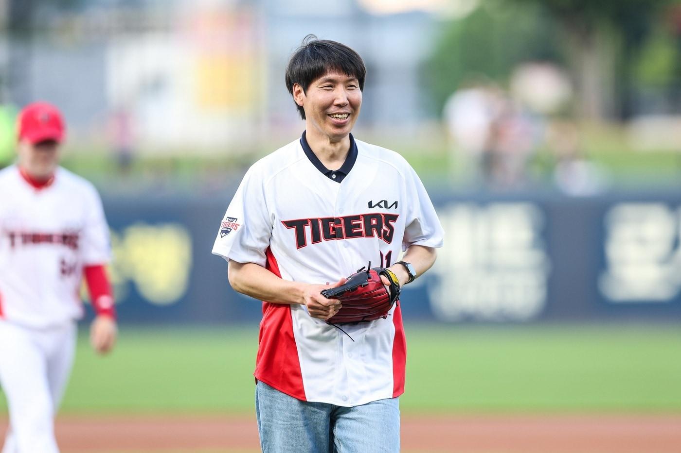  24일 광주기아챔피언스필드에서 열린 KIA 타이거즈 경기의 시구자로 나선 '교촌치킨 운남1호점 조광훈 점주'.(KIA 타이거즈 제공)