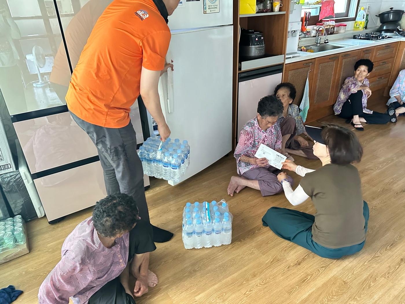 본문 이미지 -  무더위쉼터 생수 지원 모습.(보령시 제공. 재판매 및 DB금지)/뉴스1