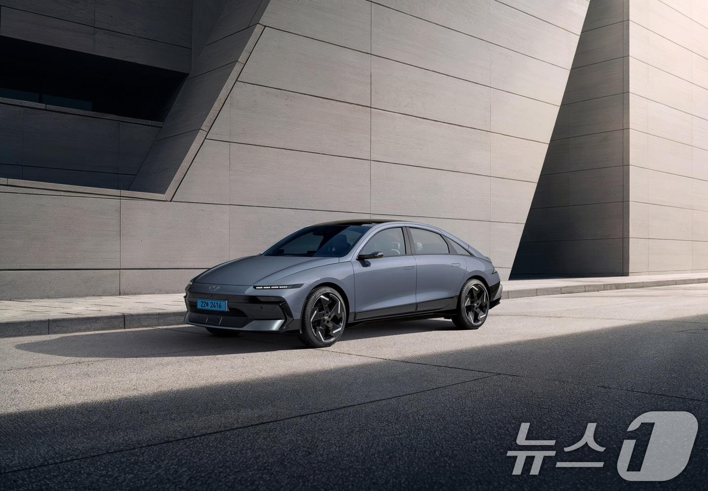 현대자동차가 국내 전기차 중 1회 충전 최대 주행가능거리를 달성한 전용 전기차 &#39;더 뉴 아이오닉 6&#39;를 28일 출시했다고 밝혔다. 사진은 더 뉴 아이오닉 6 외장&#40;트랜스미션 블루 펄&#41; 모습. &#40;현대차 제공. 재판매 및 DB 금지&#41; 2025.7.28/뉴스1