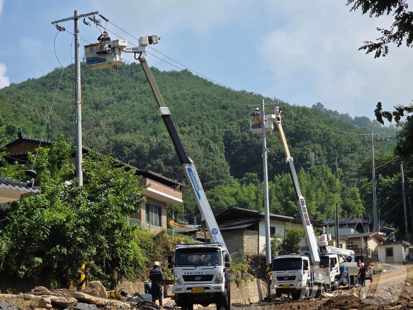 본문 이미지 - 경남 산청 수해지역 전력공급 복구작업.&#40;한전 제공, 재배포 및 DB 금지&#41; /뉴스1