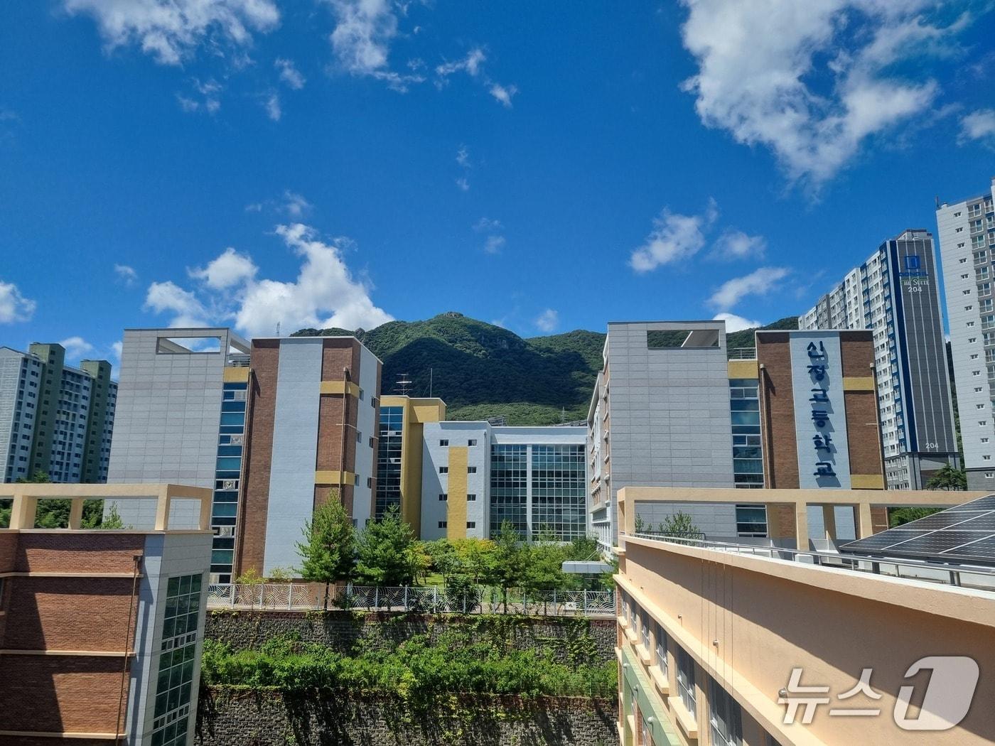 본문 이미지 - 부산 기장군 신정고 전경.(부산시교육청 제공. 재판매 및 DB 금지)