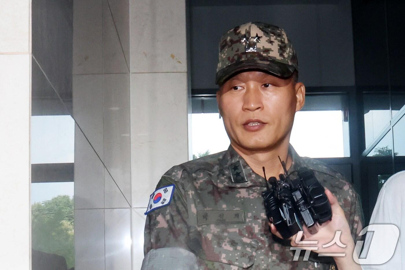 박진희 전 국방부 군사보좌관(육군 소장·현 육군 제56사단장)이 28일 오전 서울 서초구 순직해병 특검(특별검사 이명현)으로 조사를 위해 출석하고 있다. 2025.7.28/뉴스1 ⓒ News1 황기선 기자