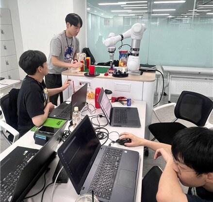본문 이미지 - 교육 스케치 사진 / 사진=두산로보틱스 제공