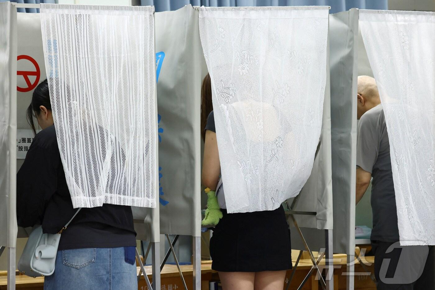 유권자들이 26일 대만에서 의원 소환 투표에 참여하고 있다. 2025.7.26 ⓒ 로이터=뉴스1 ⓒ News1 정은지 특파원