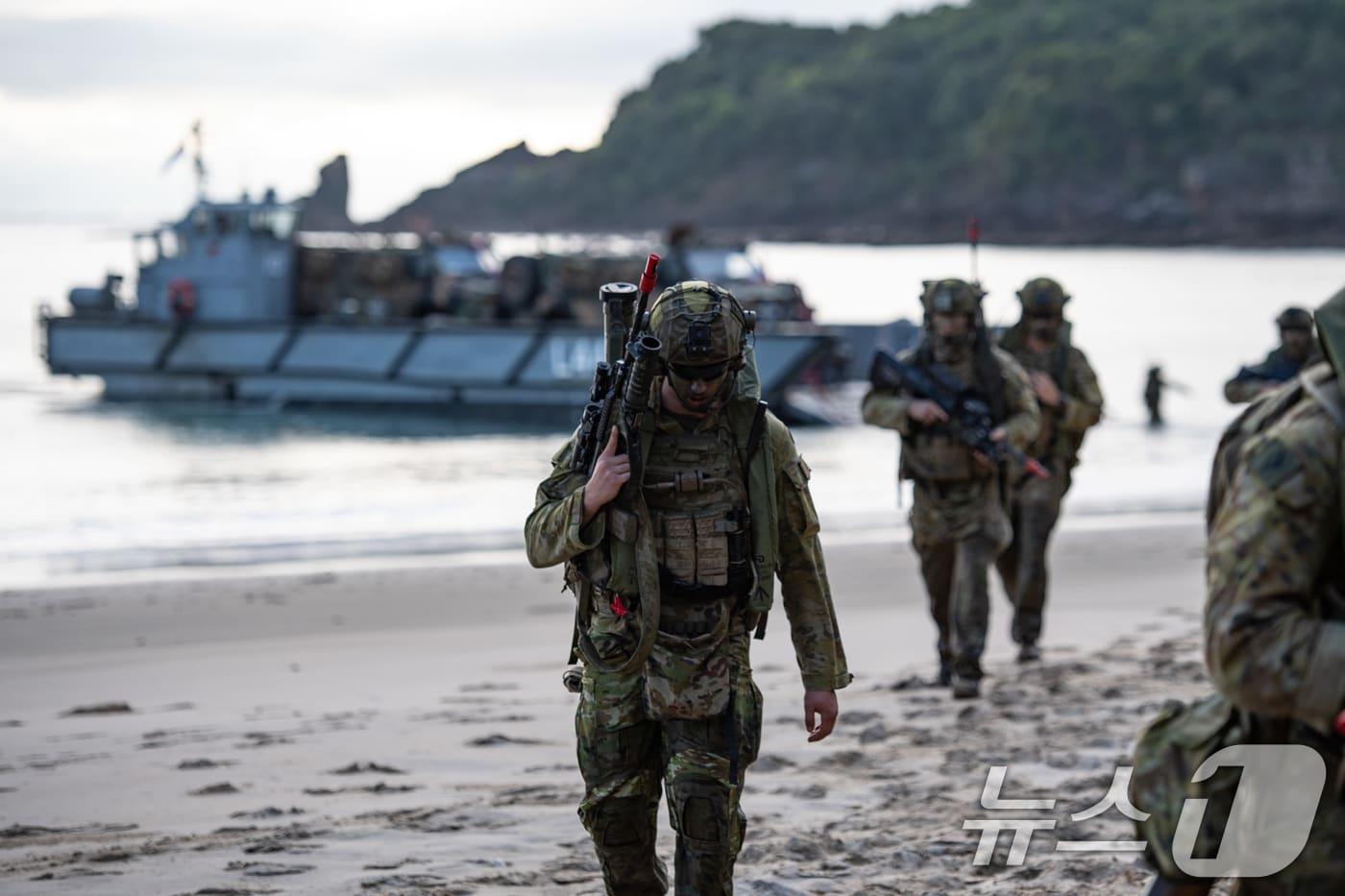  탈리스만세이버 훈련 간 호주 상륙군이 호주군 LCM을 이용해 해안에 상륙하고 있다. &#40;해병대사령부 제공. 재판매 및 DB 금지&#41; 2025.7.28/뉴스1 ⓒ News1 이연주 기자