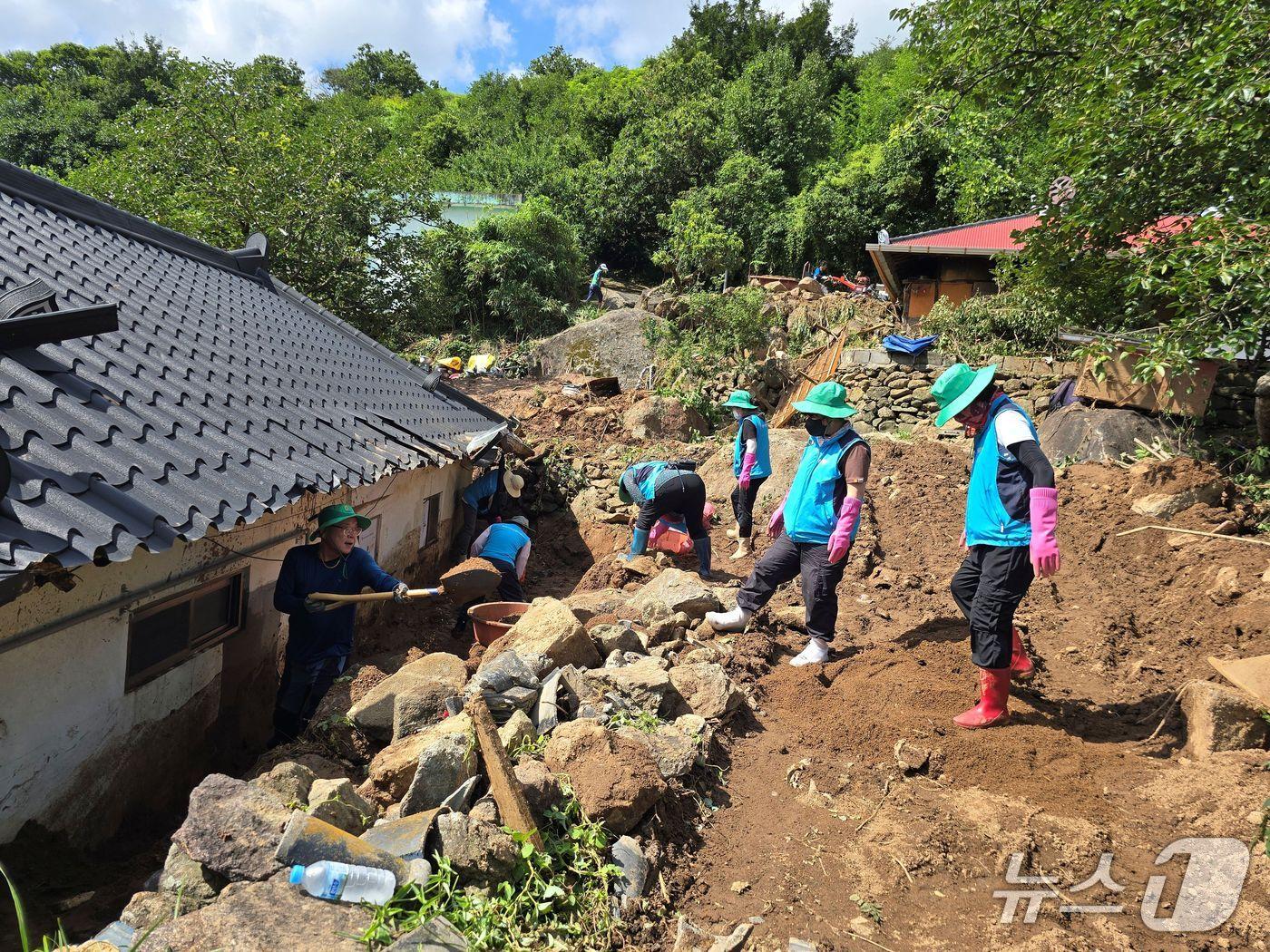 본문 이미지 - 산사태 피해 복구 현장.(전남도 제공. 재판매 및 DB금지) 2025.7.28/뉴스1