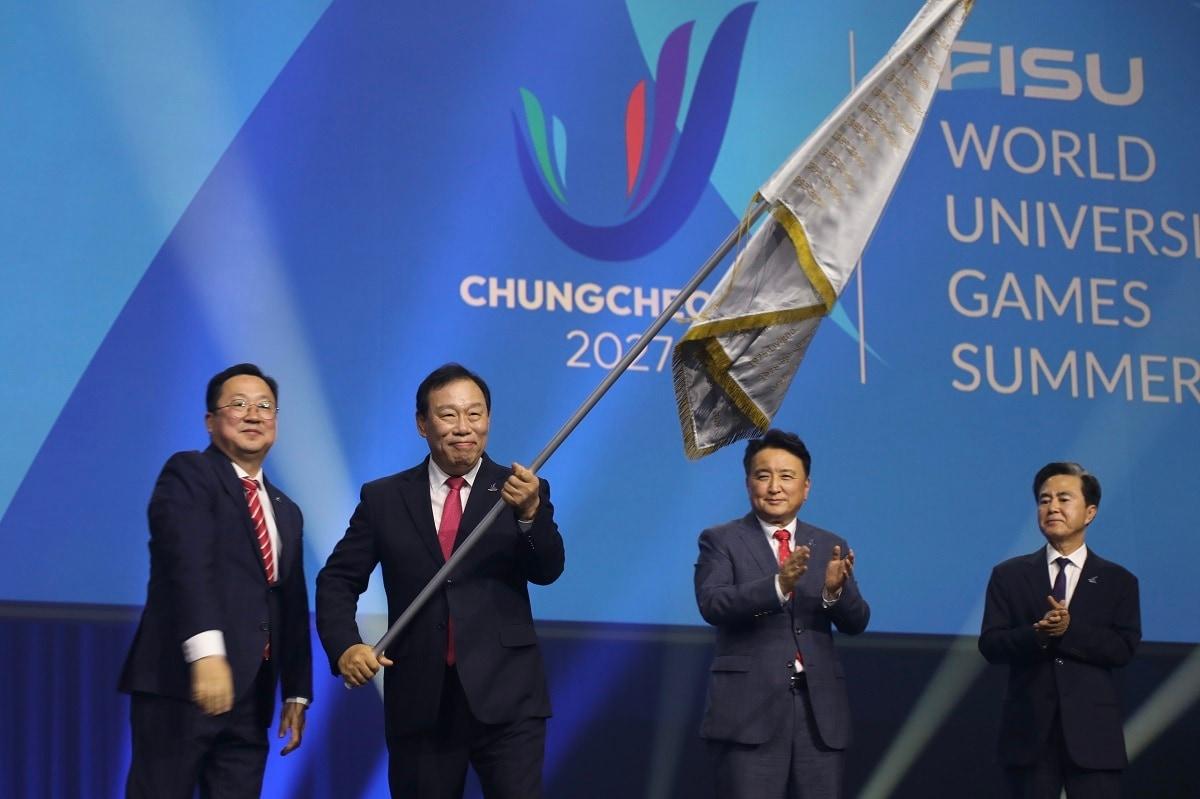 본문 이미지 -  최민호 세종시장(왼쪽 두 번째)이  28일(현지시간) 오후 독일 뒤스부르크 노드 환경공원에서 열린 라인-루르 U대회 폐회식에 참석해 대회기를 인수한 뒤 흔들고 있다.  (세종시 제공. 재판매 및 DB금지)