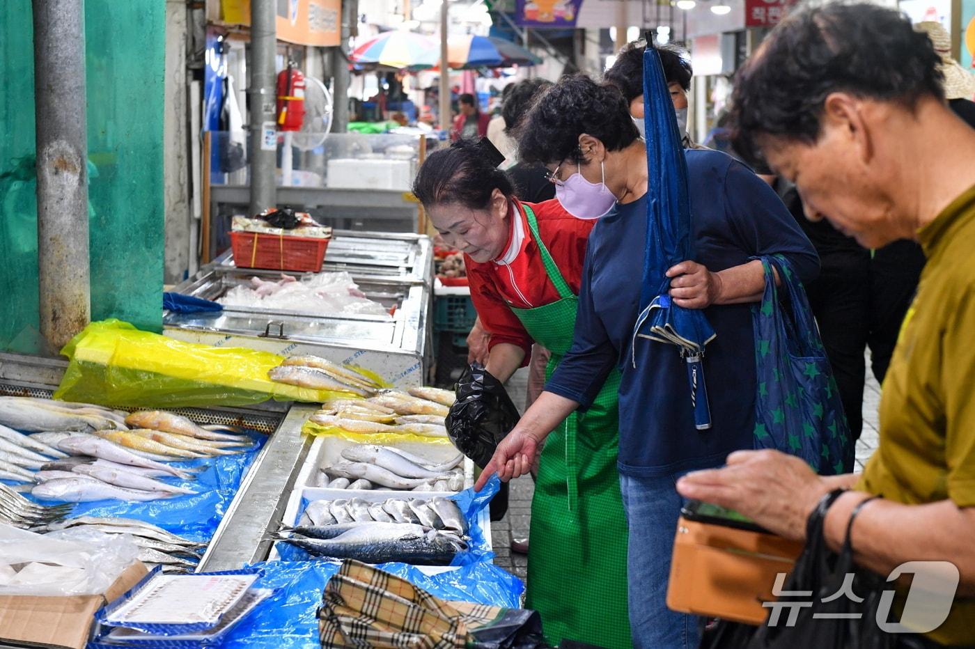 영주시민들이 전통시장에서 수산물을 구입하고 있다.(영주시 제공.재판매 및 DB 금지)2025.7.28/뉴스1
