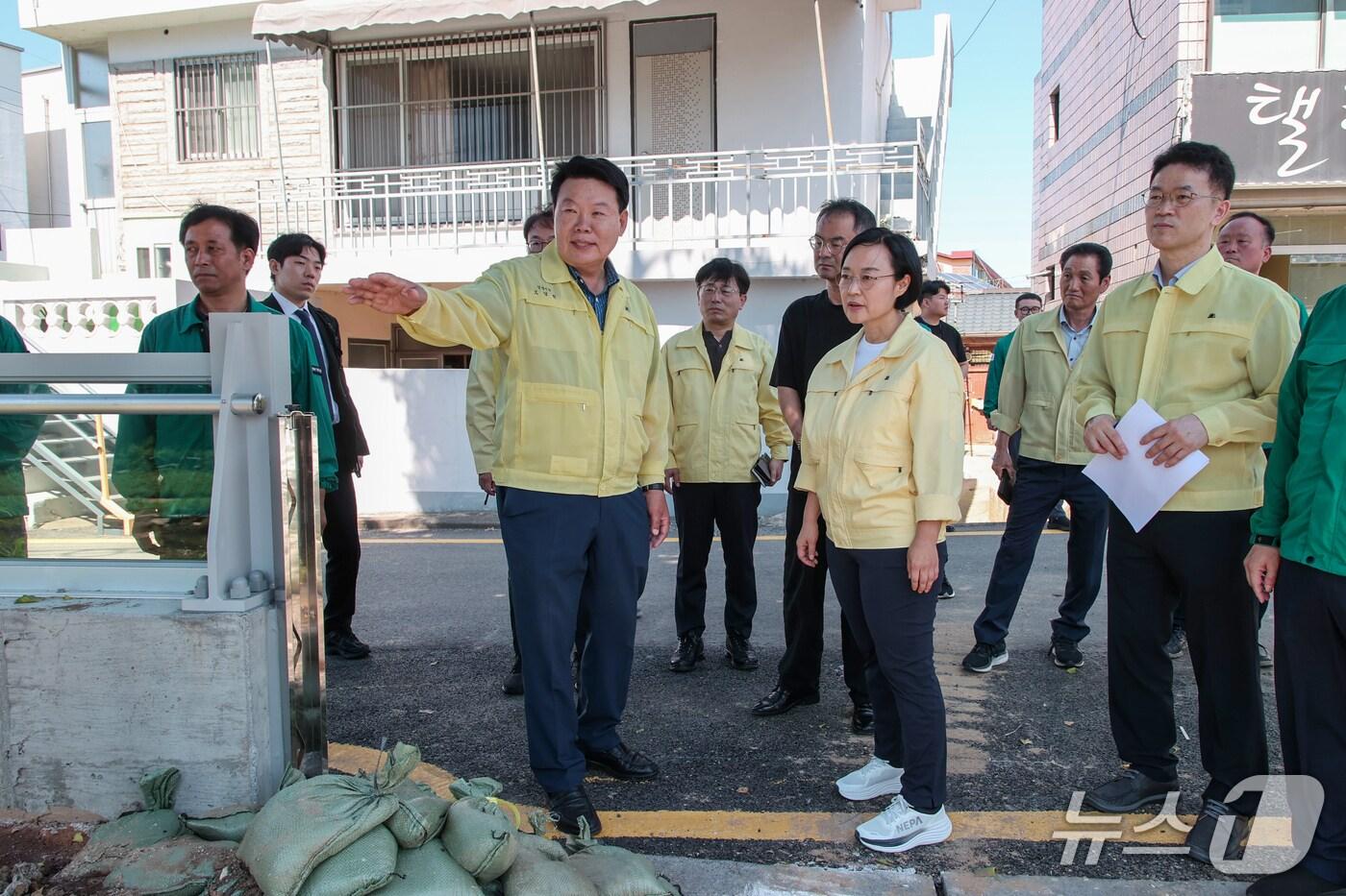 한성숙 중소벤처기업부 장관이 당진 침수 피해 현장을 찾아 점검하고 있다.(제공. 재판매 및 DB금지)2025.7.28/뉴스1