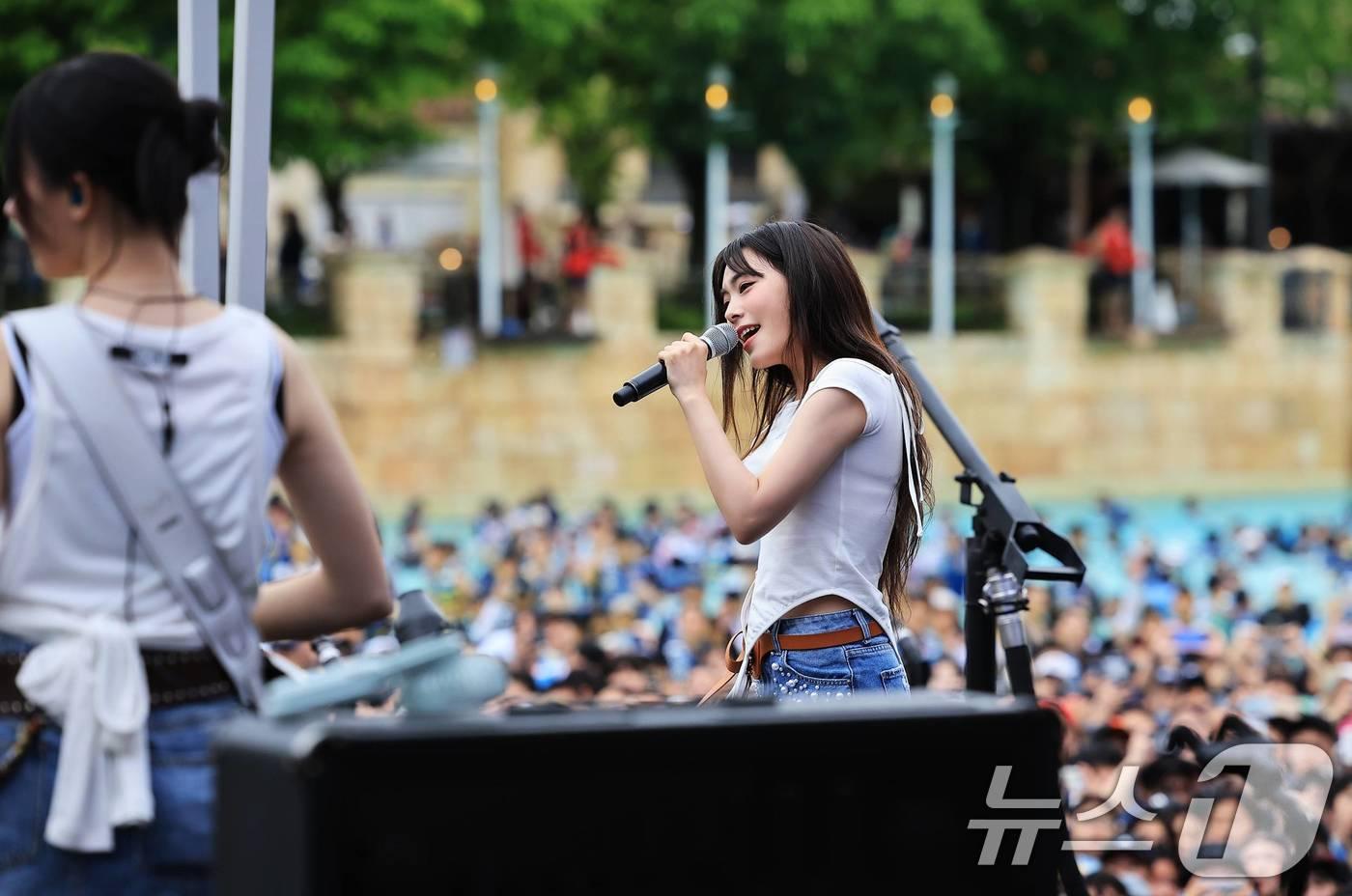 에버랜드와 캐리비안 베이가 본격적인 여름휴가 피크시즌을 맞아 하루종일 시원하게 즐기기 좋은 쿨캉스 콘텐츠를 다양하게 선보인다고 28일 밝혔다. 사진은 지난 19일 캐리비안 베이 워터 뮤직 풀파티에서 펼쳐진 QWER 공연 모습. (삼성물산 제공. 재판매 및 DB 금지) 2025.7.28/뉴스1 ⓒ News1 이연주 기자