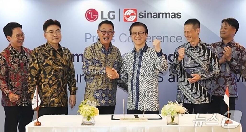 본문 이미지 - 현신균 LG CNS 대표&#40;왼쪽 3번째&#41;와 프랭키 우스만 위자야 시나르마스 회장&#40;왼쪽 4번째&#41;이 LG 시나르마스 출범식에서 기념사진을 찍고 있다.&#40;LG CNS 제공&#41;