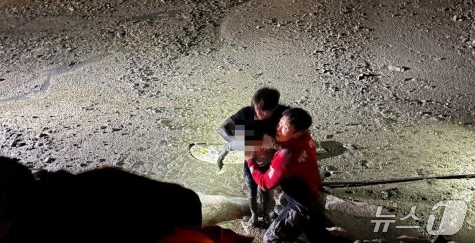 본문 이미지 - 갯벌에 고립된 부자를 구조하는 해경. (목포해경 제공. 재판매 및 DB 금지)