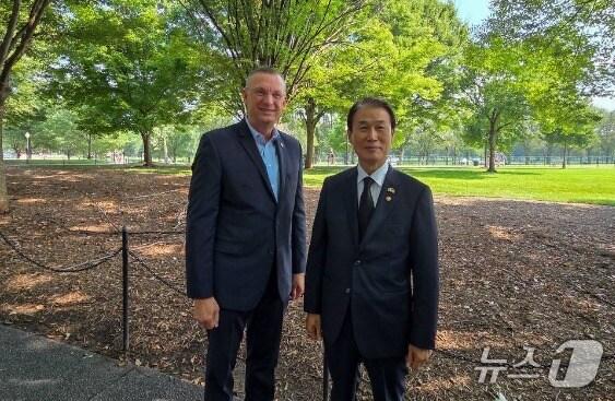 본문 이미지 - 권오을 국가보훈부 장관이 27일&#40;현지시간&#41; 미국 워싱턴 D.C.에서 개최된 7.27 기념식에 앞서 더글라스 콜린스 미국 보훈부 장관과 만나 기념 촬영을 하고 있다. &#40;국가보훈부 제공. 재판매 및 DB 금지&#41; 2025.7.28/뉴스1 ⓒ News1 이연주 기자