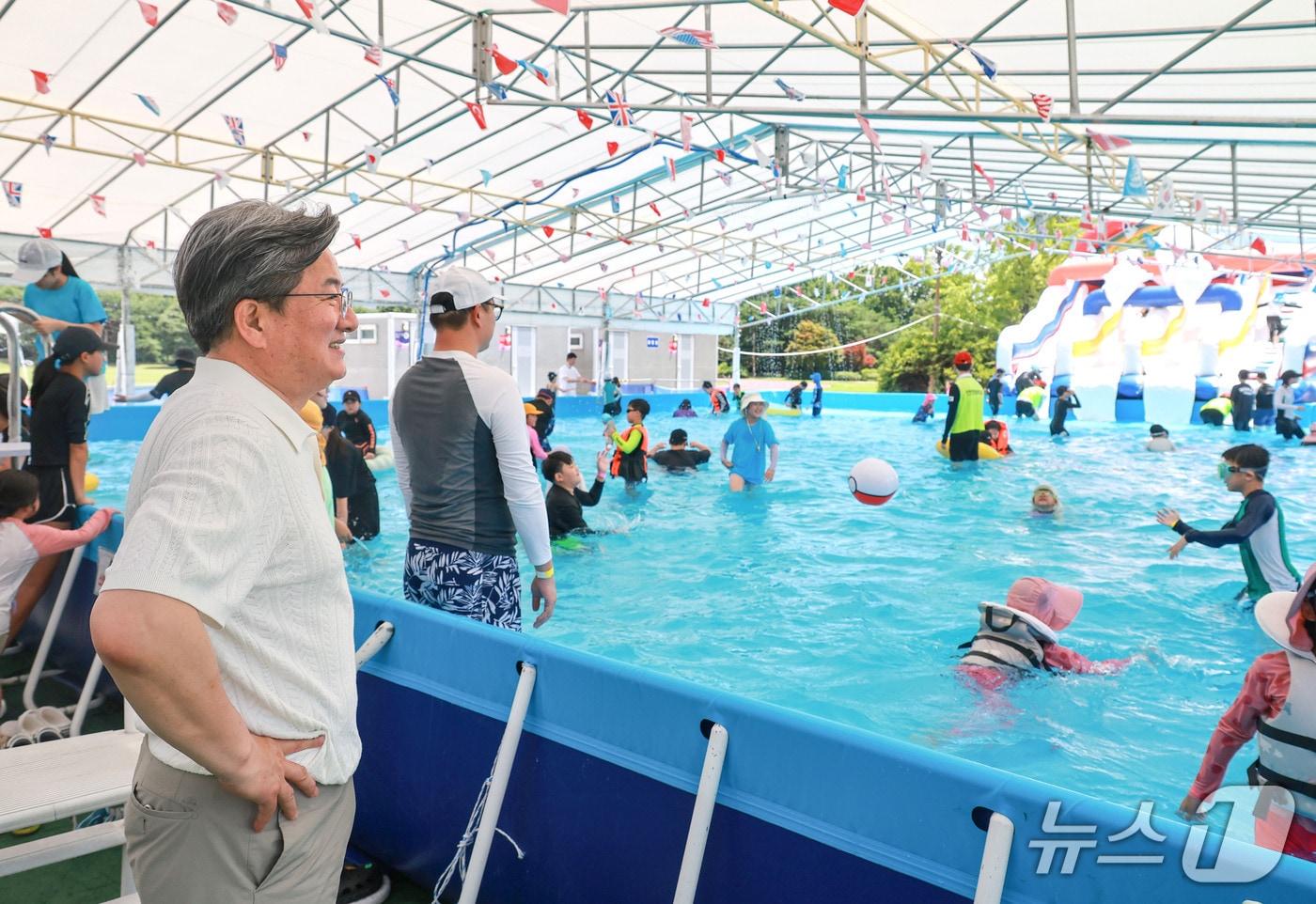 정용래 유성구청장이 지난 26일 개장한 유성구 연구단지종합운동장 어린이 물놀이장에서 시설을 둘러보고 있다. (대전 유성구 제공. 재판매 및 DB금지)2025.7.28/뉴스1 