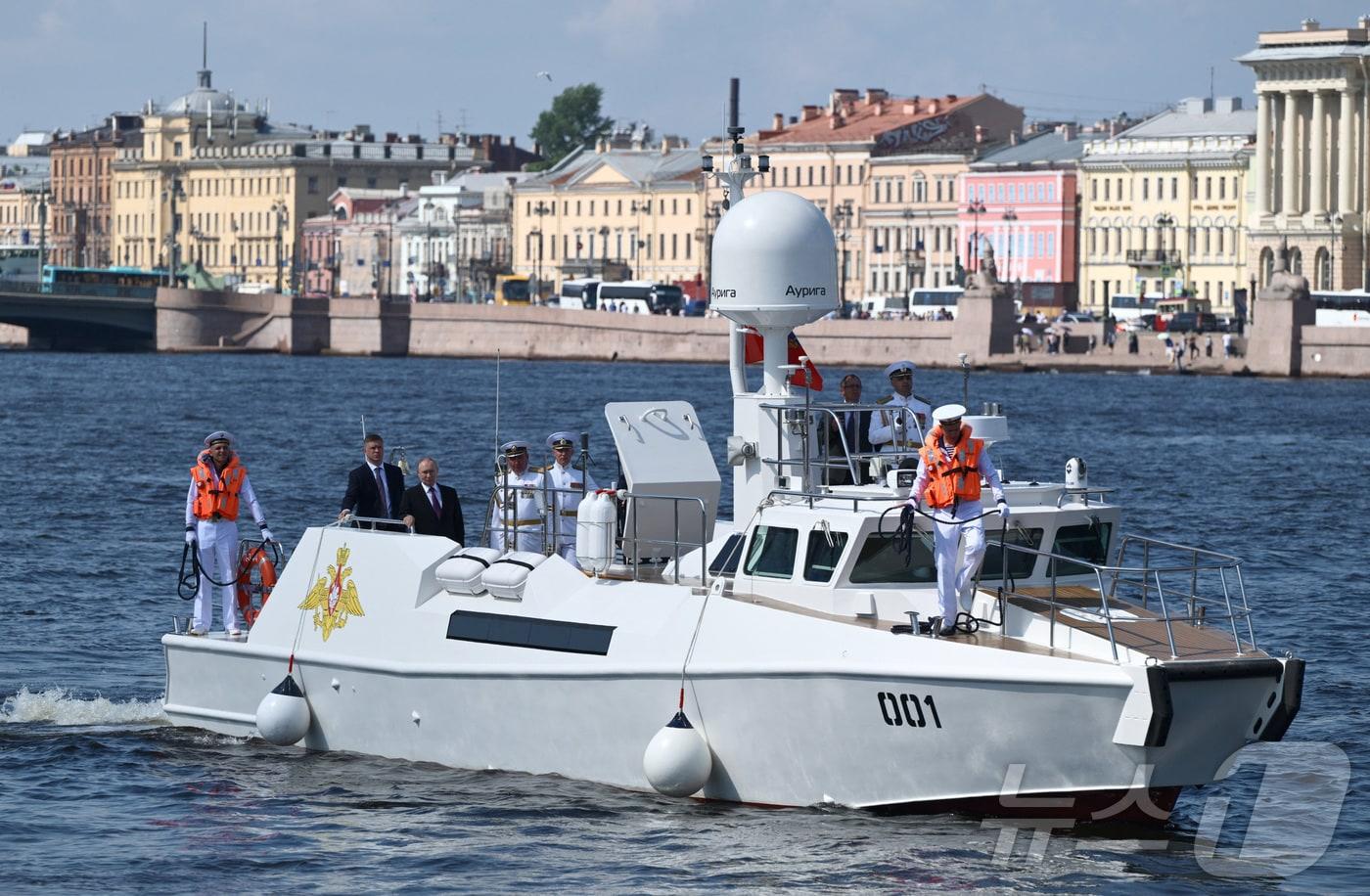 블라디미르 푸틴 러시아 대통령이 27일 러시아 상트페테르부르크에서 열린 러시아 해군의 날 행사에서 랩터 순찰선에 탑승한 모습이 포착됐다. 2025.7.27 ⓒ 로이터=뉴스1 ⓒ News1 강민경 기자