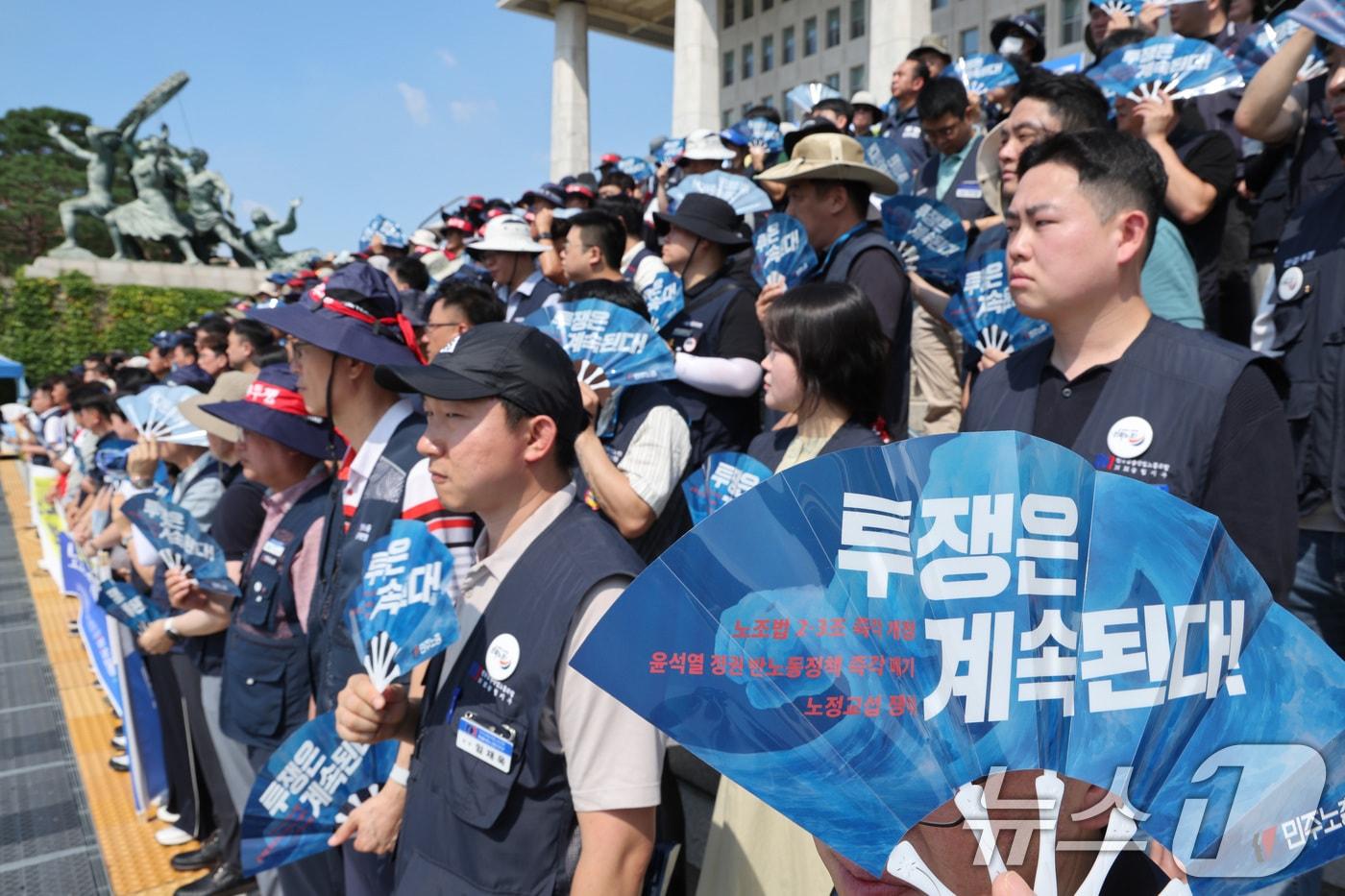 민주노총·한국노총 조합원들을 비롯한 시민사회단체 회원들이 28일 오전 서울 여의도 국회 본청 계단 앞에서 가진 노조법 2·3조 개정안 후퇴 저지 및 신속 통과 촉구 기자회견에서 구호를 외치고 있다. 2025.7.28/뉴스1 ⓒ News1 신웅수 기자