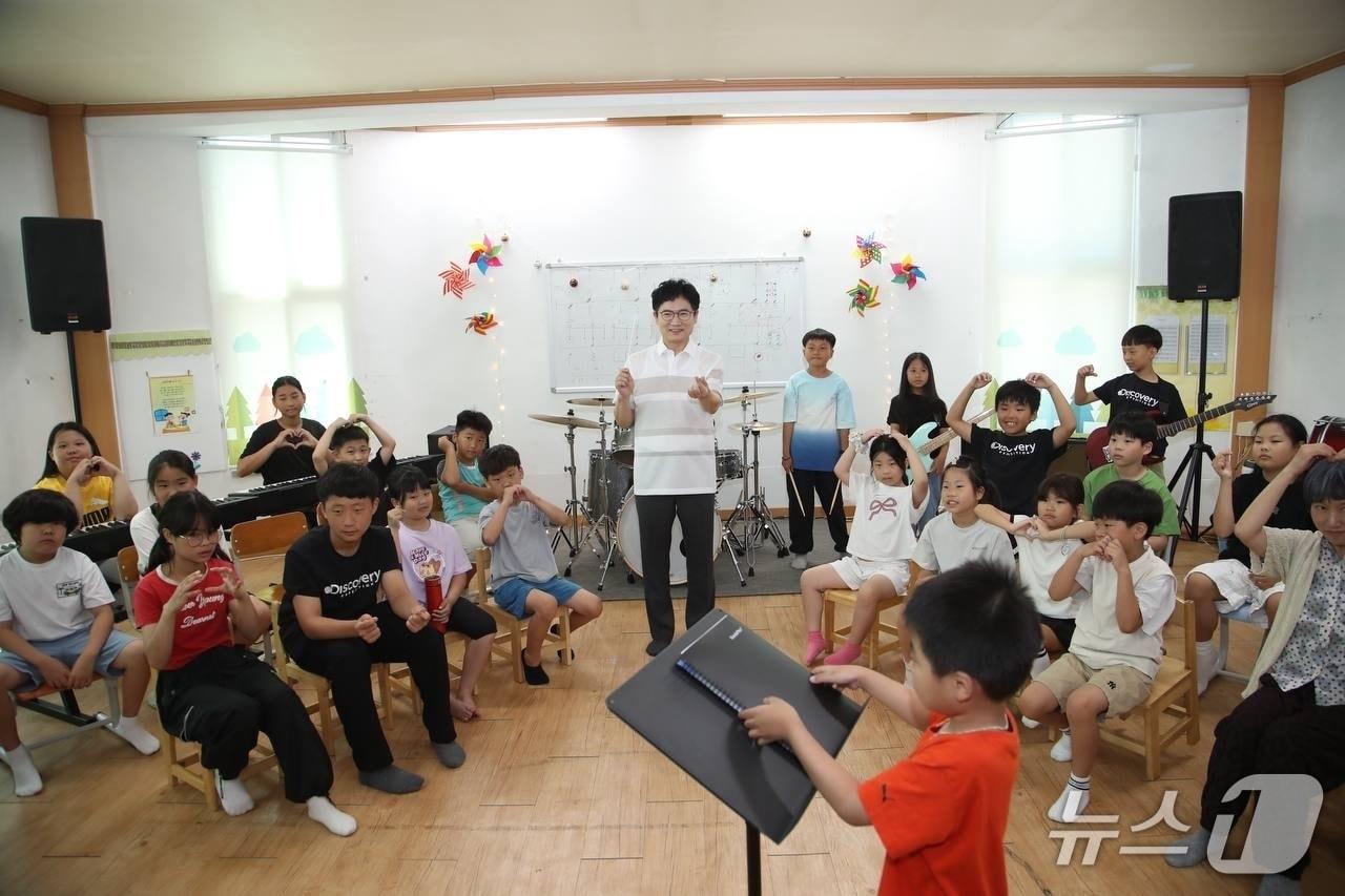 본문 이미지 - 김대중 교육감과 청풍초 학생들이 영화 촬영을 하고 있는 모습(전남교육청 제공, 재판매 및 DB 금지)/뉴스1 