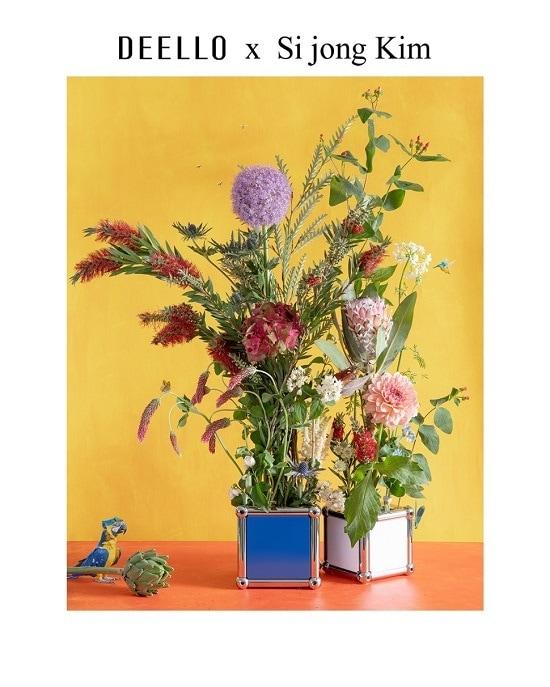 본문 이미지 - 디엘로 시스템 모듈 위에 김시종 작가 작품을 연출한 전시 이미지/ 디엘로 제공