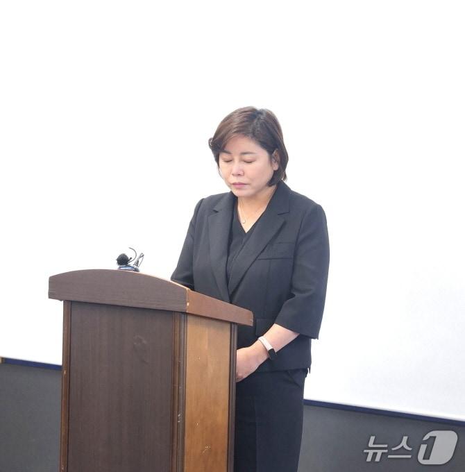 본문 이미지 - 전윤미 전주시의원이 28일, 전주시청에서 기자회견을 갖고, 최근 불거진 소상공인 지원예산 몰아주기 의혹에 대해 해명하고 있다./뉴스1