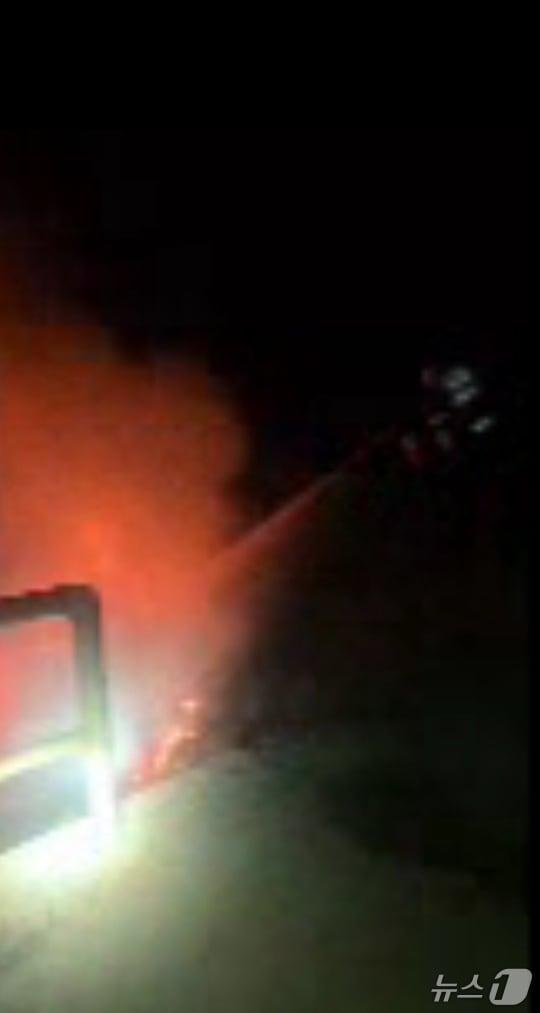 본문 이미지 - 인천경찰청 4기동대 소속 경찰관들이 강화도 농로에 난 화재를 진압하고 있다.&#40;인천경찰청 제공. 재배포 및 DB금지&#41;2025.7.28/뉴스1