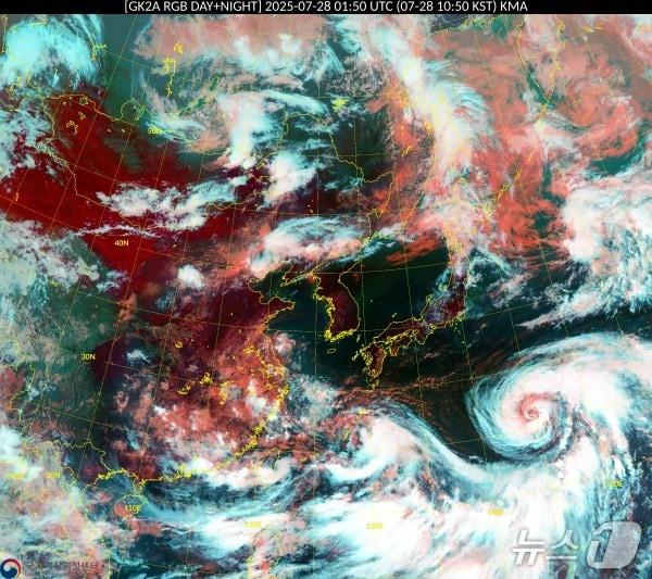 본문 이미지 - 28일 오전 10시 50분 기준 천리안 위성 2A호로 본 동아시아 기압양상(국가기상위성센터 제공) ⓒ 뉴스1
