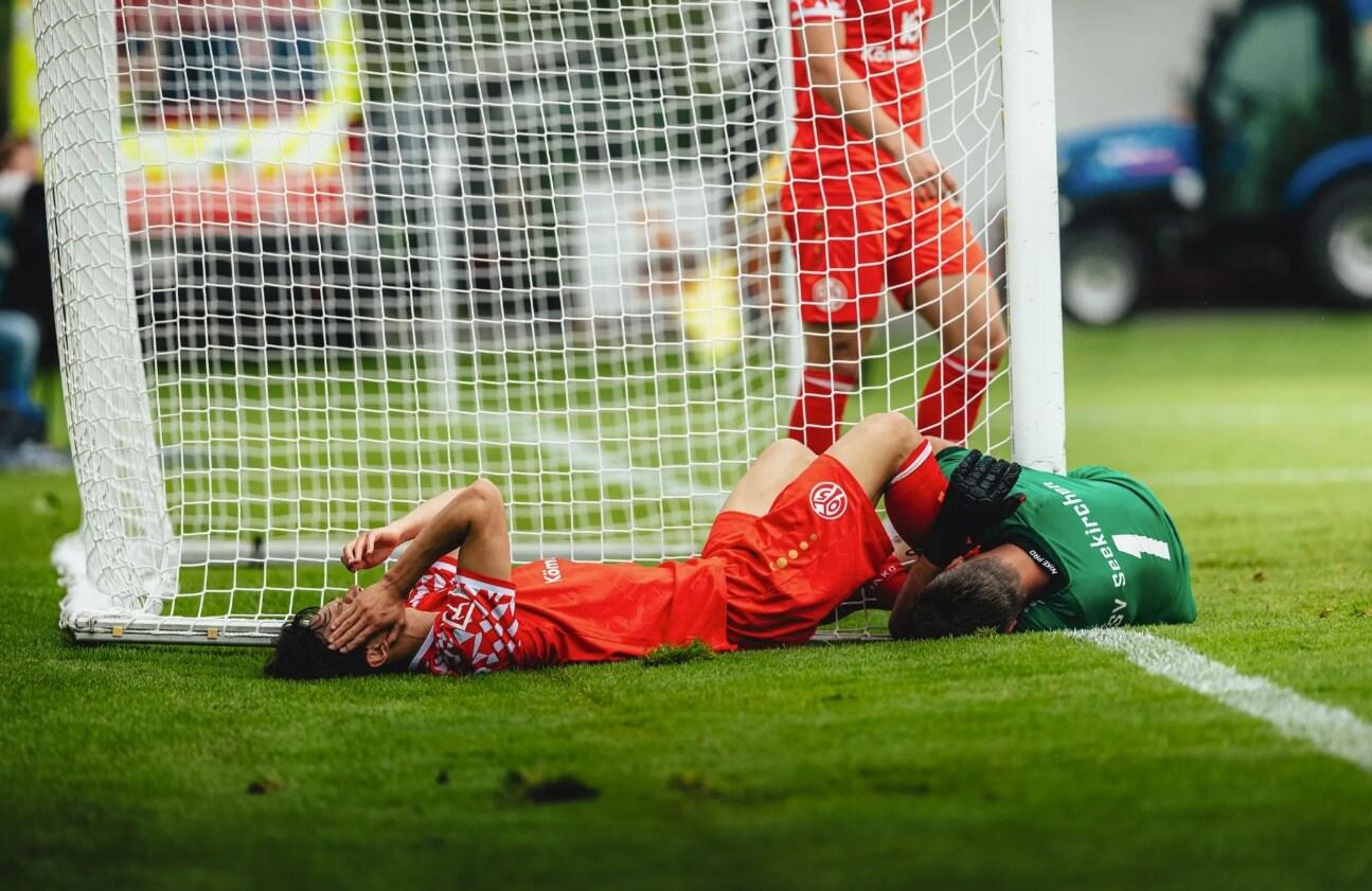 본문 이미지 -  골대와 충돌해 쓰러진 이재성(가운데)(마인츠 홈페이지 캡처)