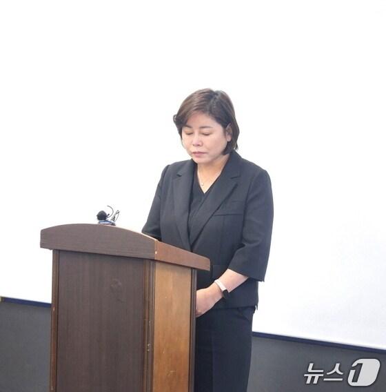 본문 이미지 - 28일 전윤미 전주시의원이 전주시청에서 기자회견을 갖고, 최근 불거진 소상공인 지원예산 몰아주기 의혹에 대해 해명하고 있다./뉴스1