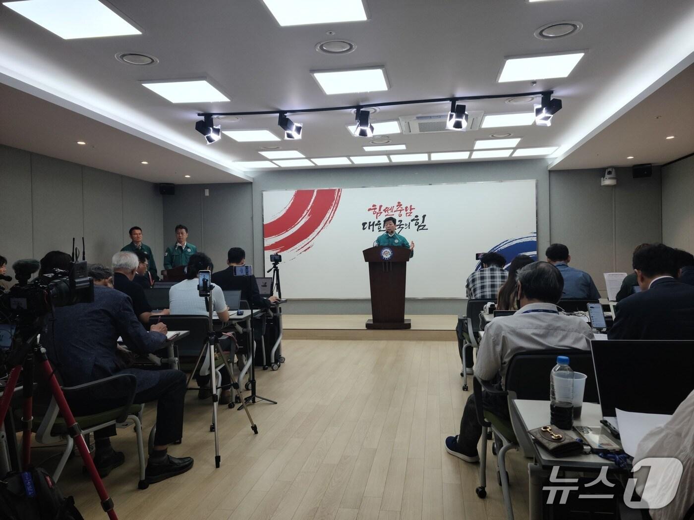 본문 이미지 - 박정주 충남부지사가 호우 피해와 복구 상황 등을 브리핑하고 있다.(재판매 및 DB금지)/뉴스1 