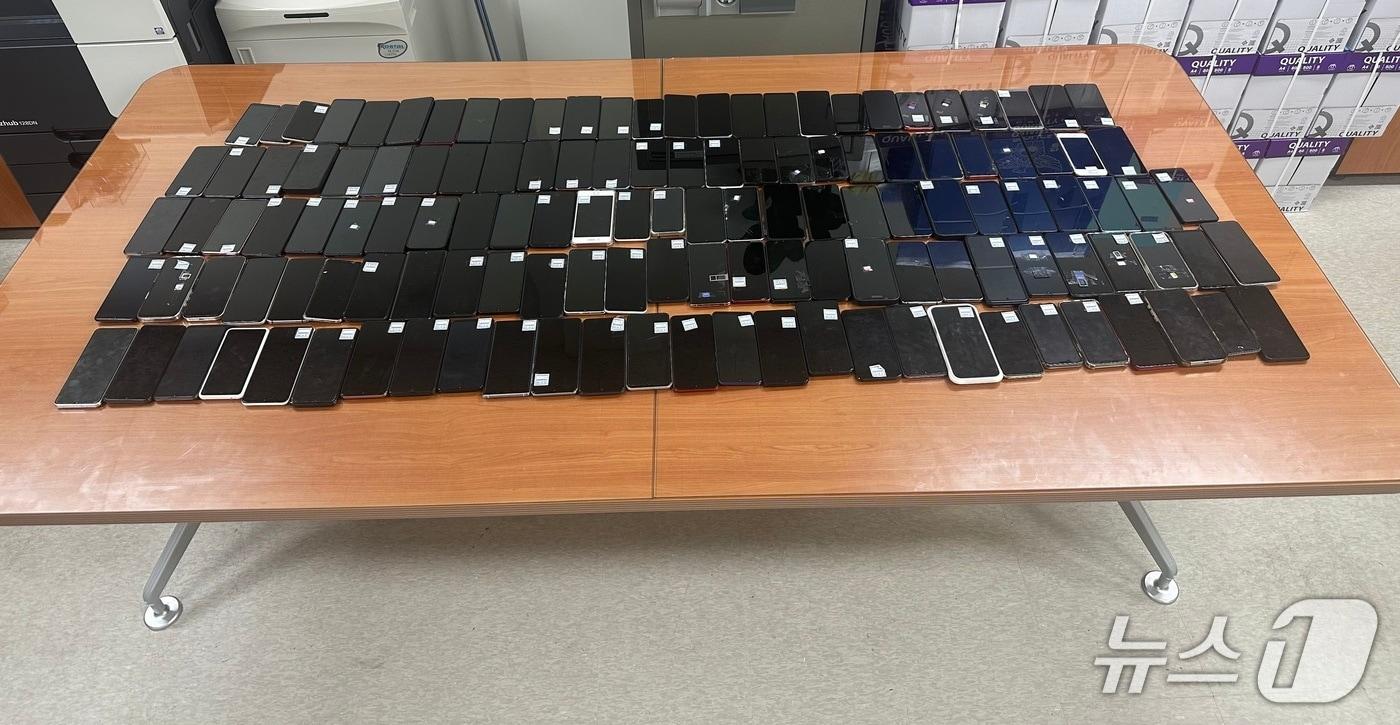 투자 리딩방 사기 일당이 사용했던 차명 휴대전화.(경기남부경찰청 제공)