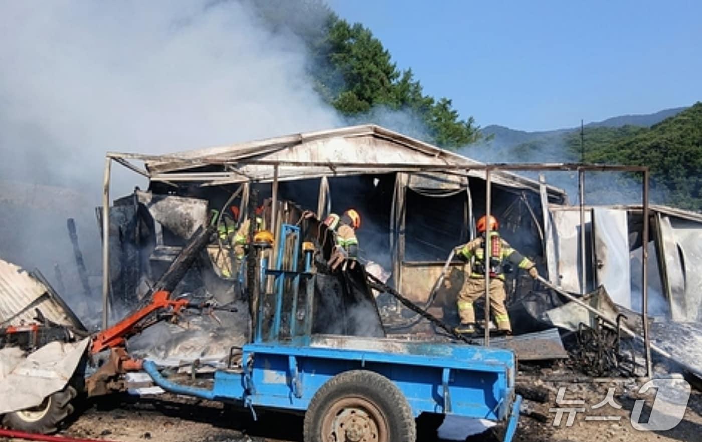 28일 오전 8시 9분쯤 충북 진천군 광혜원면의 단독주택에서 화재가 발생했다.(진천소방서 제공, 재판매 및 DB금지)/뉴스1