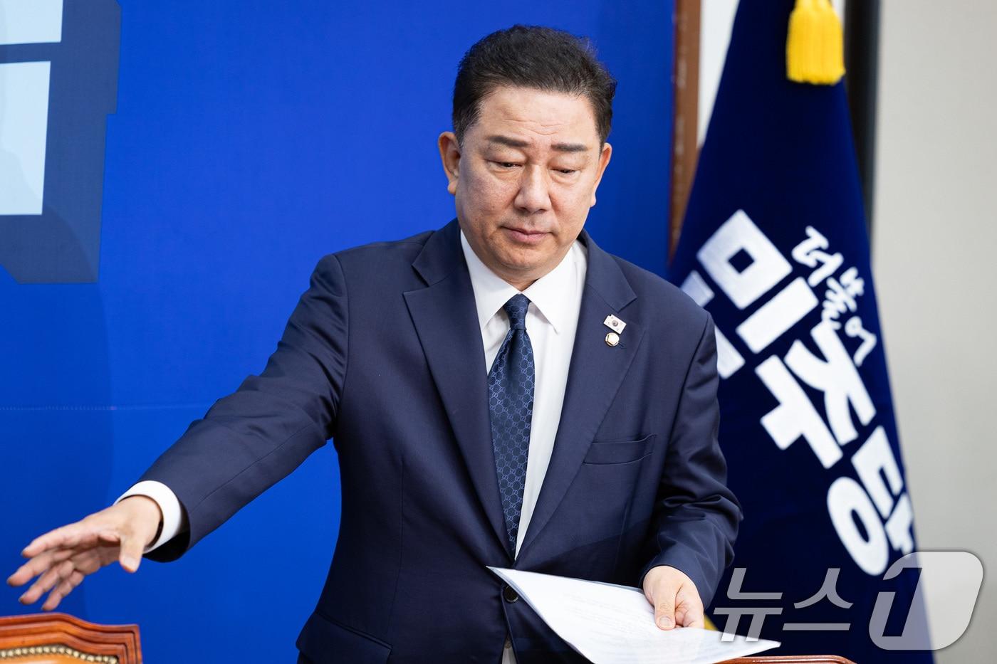 김병기 더불어민주당 당대표 직무대행 겸 원내대표가 28일 서울 여의도 국회에서 열린 최고위원회의에 입장하고 있다. 2025.7.28/뉴스1 ⓒ News1 유승관 기자