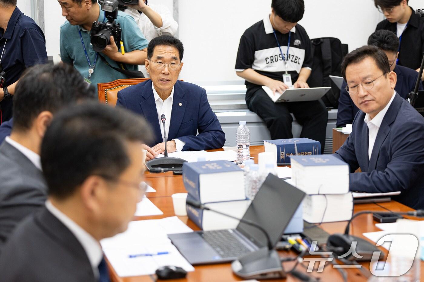 김주영 국회 환경노동위원회 고용노동법안심사소위원장이 28일 서울 여의도 국회에서 열린 제427회 국회&#40;임시회&#41; 제1차 고용노동법안심사소위원회를 주재하고 있다. 환노위는 이날 소위를 열고 노동조합 및 노동관계조정법 일부개정법률안&#40;노란봉투법&#41;을 심사한다. 2025.7.28/뉴스1 ⓒ News1 유승관 기자