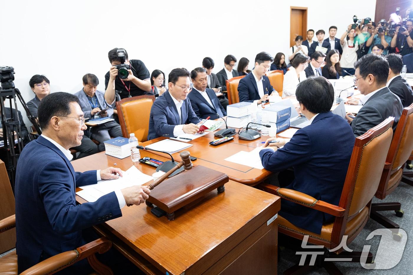 김주영 국회 환경노동위원회 고용노동법안심사소위원장이 28일 서울 여의도 국회에서 열린 제427회 국회&#40;임시회&#41; 제1차 고용노동법안심사소위원회에서 의사봉을 두드리고 있다. 환노위는 이날 소위를 열고 노동조합 및 노동관계조정법 일부개정법률안&#40;노란봉투법&#41;을 심사한다. 2025.7.28/뉴스1 ⓒ News1 유승관 기자