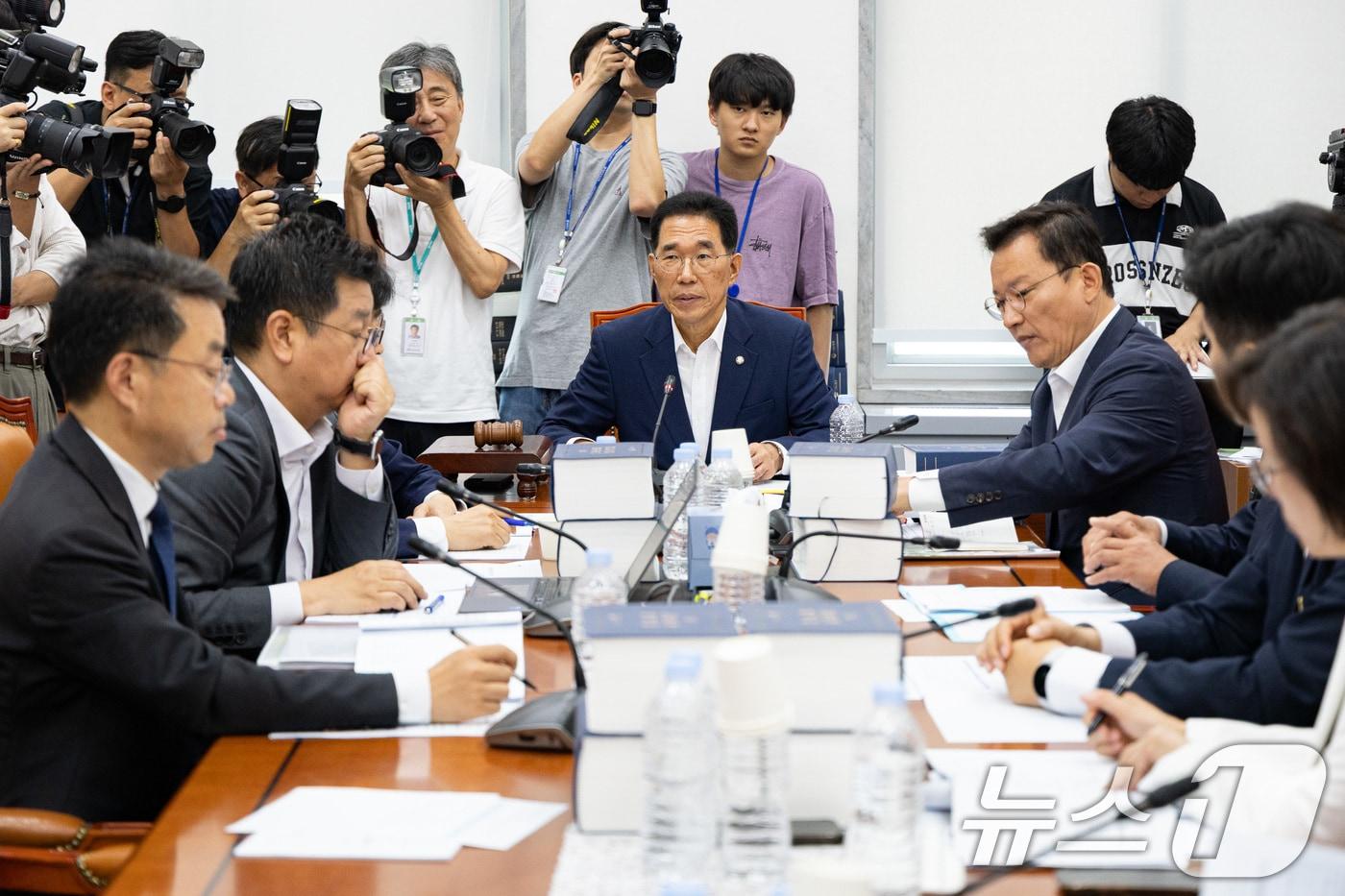 김주영 국회 환경노동위원회 고용노동법안심사소위원장이 28일 서울 여의도 국회에서 열린 제427회 국회&#40;임시회&#41; 제1차 고용노동법안심사소위원회를 주재하고 있다. 환노위는 이날 소위를 열고 노동조합 및 노동관계조정법 일부개정법률안&#40;노란봉투법&#41;을 심사한다. 2025.7.28/뉴스1 ⓒ News1 유승관 기자