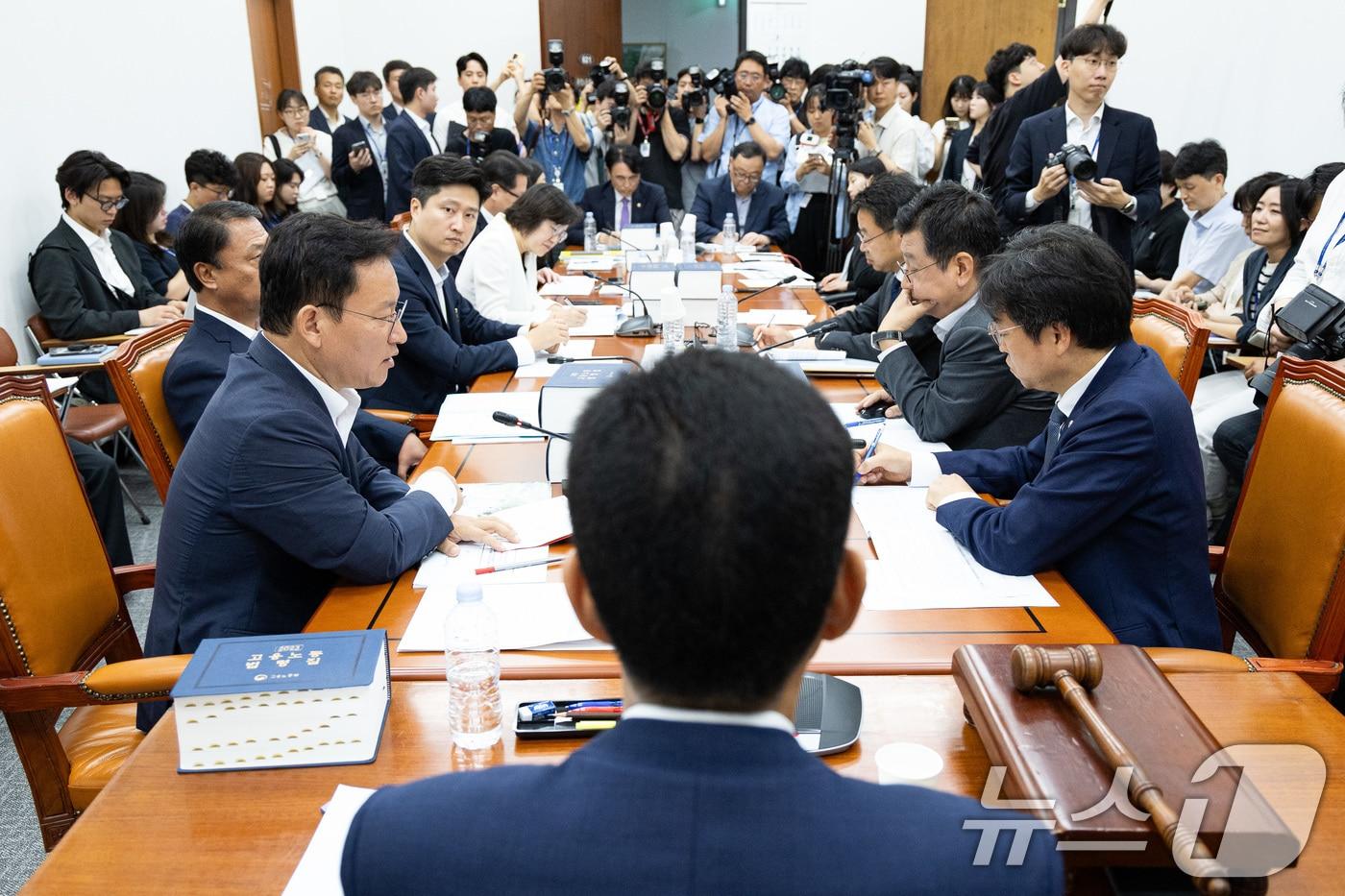 김주영 국회 환경노동위원회 고용노동법안심사소위원장이 28일 서울 여의도 국회에서 열린 제427회 국회&#40;임시회&#41; 제1차 고용노동법안심사소위원회를 주재하고 있다. 환노위는 이날 소위를 열고 노동조합 및 노동관계조정법 일부개정법률안&#40;노란봉투법&#41;을 심사한다. 2025.7.28/뉴스1 ⓒ News1 유승관 기자
