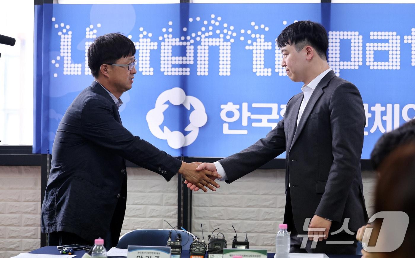 한성존 대한전공의협의회 비상대책위원장&#40;오른쪽&#41;이 28일 서울 영등포구 한국환자단체연합회을 찾아 안기종 한국환자단체연합회 대표와 인사를 나누고 있다.  2025.7.28/뉴스1 ⓒ News1 박지혜 기자