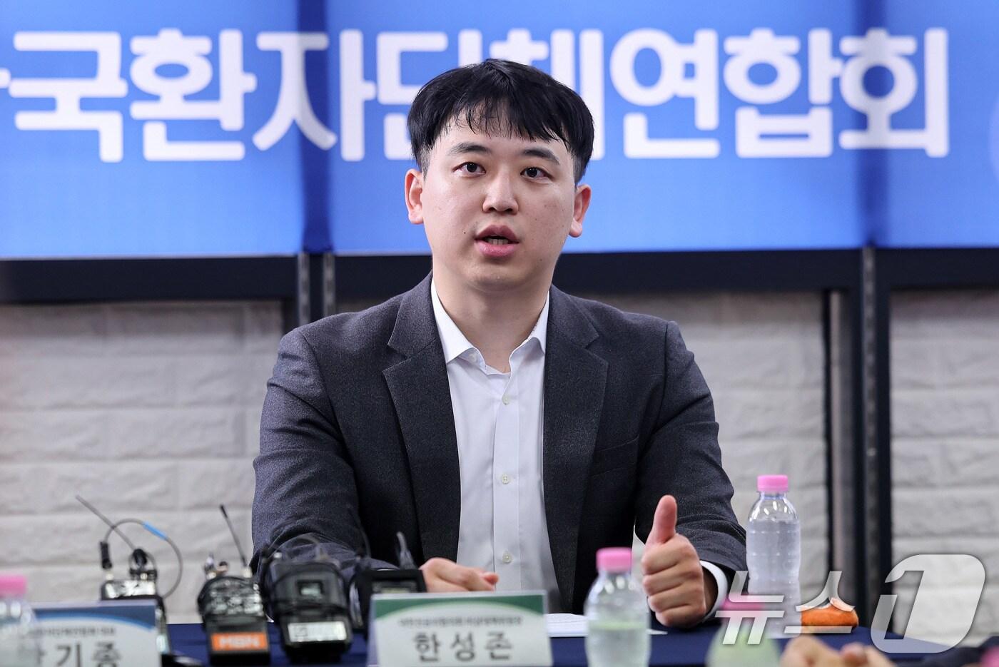 한성존 대한전공의협의회 비상대책위원장이 28일 서울 영등포구 한국환자단체연합회를 찾아 안기종 한국환자단체연합회 대표를 비롯한 환자단체 관계자들을 만나 모두 발언을 하고 있다. 2025.7.28/뉴스1 ⓒ News1 박지혜 기자