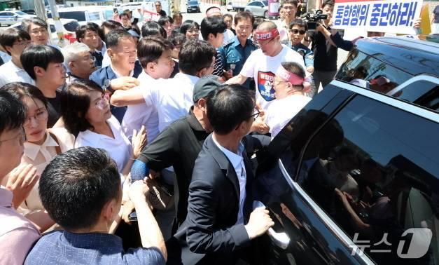 본문 이미지 - 통합 행보를 위해 지난 25일 완주군 봉동을 찾은 우범기 전주시장이 반대 단체들의 거센 항의를 받으며 차에 오르고 있다.&#40;독자제공&#41;/뉴스1