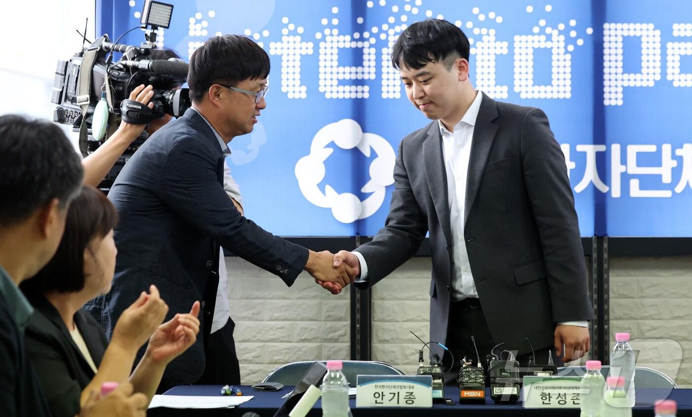 안기종 한국환자단체연합회 대표와 한성존 대한전공의협의회 비상대책위원장이 28일 서울 영등포구 한국환자단체연합회에서 환자, 전공의 각 입장과 상황을 이야기하기 위해 만나 인사를 나누고 있다. &#40;공동취재&#41; 2025.7.28/뉴스1 ⓒ News1 박지혜 기자