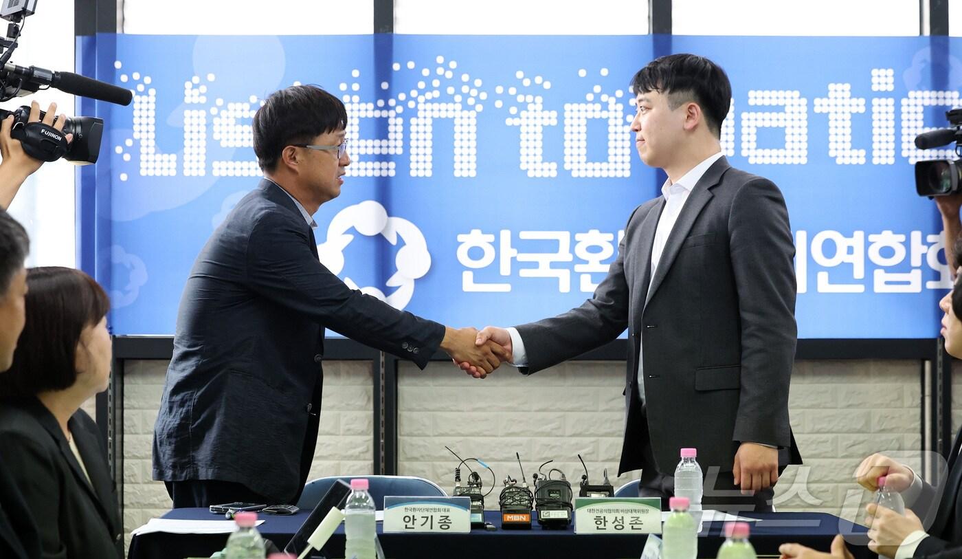 안기종 한국환자단체연합회 대표와 한성존 대한전공의협의회 비상대책위원장이 28일 서울 영등포구 한국환자단체연합회에서 환자, 전공의 각 입장과 상황을 이야기하기 위해 만나 인사를 나누고 있다. &#40;공동취재&#41; 2025.7.28/뉴스1 ⓒ News1 박지혜 기자