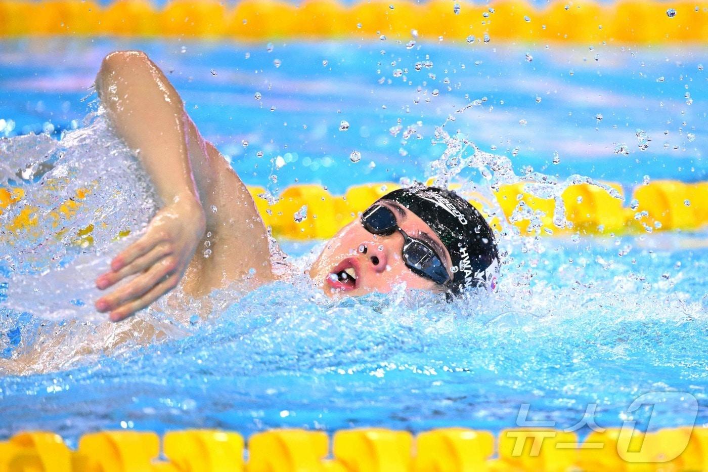 황선우가 28일 열린 2025 싱가포르 세계수영선수권대회 경영 남자 자유형 200m 예선에서 역영하고 있다. ⓒ AFP=뉴스1