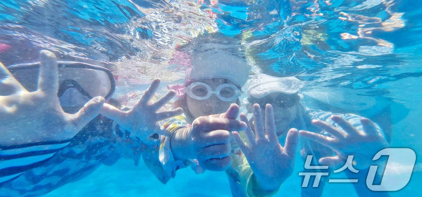 본문 이미지 - 폭염이 기승을 부린 28일 부산 연제구청 광장에 마련된 물놀이장에서 어린이들이 물놀이를 즐기며 더위를 식히고 있다. 2025.7.28/뉴스1 ⓒ News1 윤일지 기자