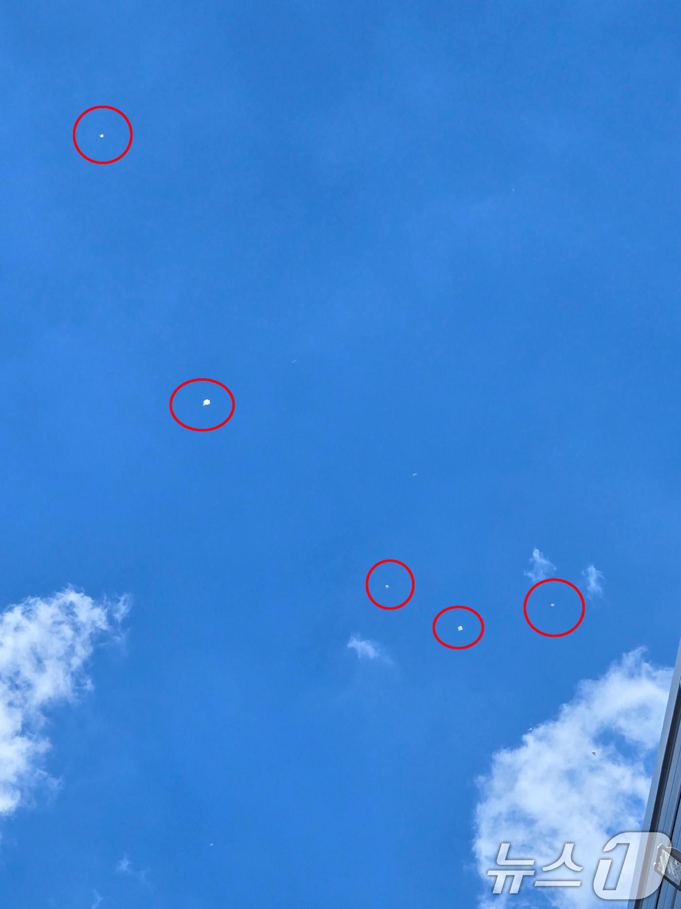 본문 이미지 - 28일 낮 12시50분쯤 경북 경주시 내남면 명계리 인근 마을에 건축자재로 보이는 물체 5~10개 정도가 떨어졌다. 50대 목격자 A 씨는 "갑자기 하늘 위에서 이상한 물체가 날아다니길래 오물풍선 종류인 줄 알았다＂며 ＂APEC 앞두고 불미스러운 일이 발생하지 않았으면 한다＂고 말했다.(독자제공, 제판매 및 DB금지) 2025.7.28/뉴스1 ⓒ News1 최창호 기자