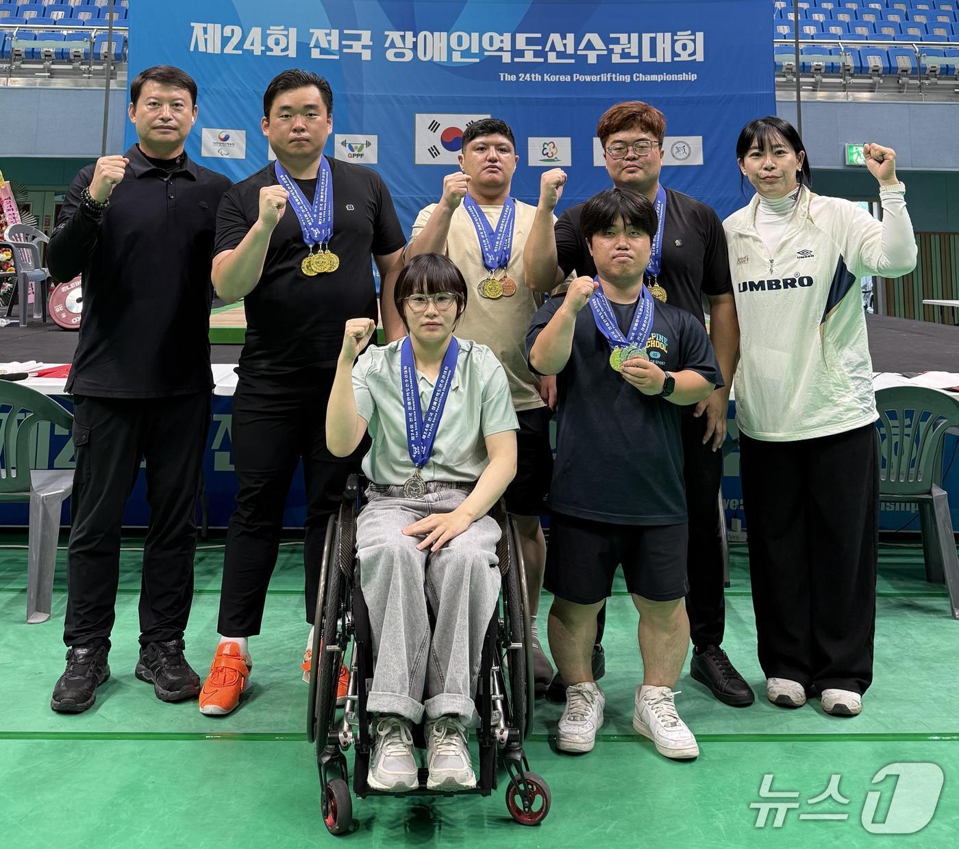 본문 이미지 - 울산 동구 돌고래역도단이 지난 7월 22일부터 26일까지 강원도 홍천종합체육관에서 열린 제24회 전국장애인역도선수권대회에 참가해 금메달 8개, 은메달 5개, 동메달 2개를 획득했다. (울산 동구 제공. 재판매 및 DB금지)/뉴스1